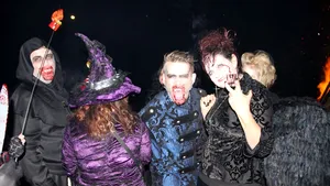 Zeci de turişti străini au sărbătorit Halloween la Castelul lui Dracula din Pasul Tihuţa - GALERIE FOTO
