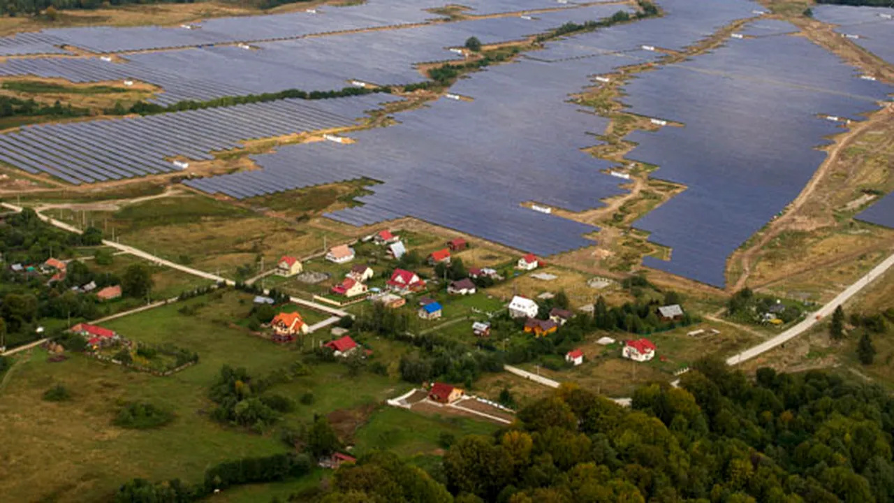 O firmă cu acţionari chinezi va pune în funcţiune cel mai mare parc solar din România - FOTO