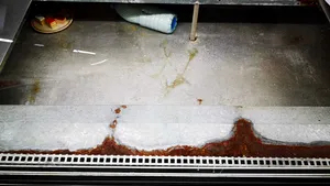 FOTO Peşte stricat şi vitrine cu rugină, în pieţele din Constanţa