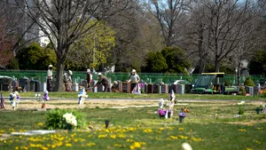 Morţii sunt îngropaţi în gropi comune. Statul american are mai multe cazuri de coronavirus decât orice ţară din lume