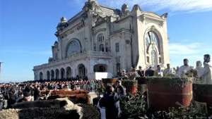 Zece mii de credincioşi, la slujba de Bobotează, pe faleza Cazinoului din Constanţa / Zeci de tineri au sărit în mare pentru a recupera cele trei cruci | FOTO