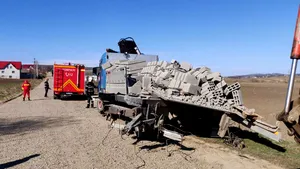 Camion încărcat cu materiale de construcţii, lovit de tren în Suceava | FOTO, VIDEO