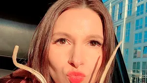 O femeie îşi vinde unghiile pe care nu le-a mai tăiat de 6 ani. Câţi bani i-a oferit primul cumpărător