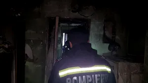 Explozie într-un bloc din Moineşti, judeţul Bacău. Două persoane au fost rănite/ Structura de rezistenţă a blocului nu a fost afectată