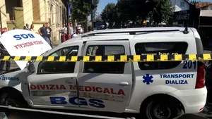GALERIE FOTO, VIDEO | Accident de ambulanţă în Argeş: Şase persoane, între care doi copii, la spital, în urma impactului cu un autoturism