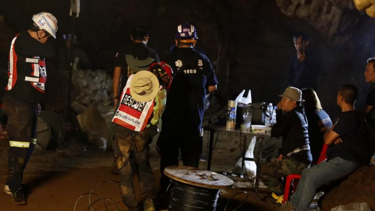 Jucătorii unei echipe de fotbal, blocaţi într-o peşteră inundată în Thailanda