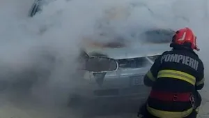 O maşină a început să ardă în mers, pe străzile din Oradea
