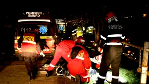 FOTO Accident la ieşirea din Bucureşti: Cinci bărbaţi au ajuns cu maşina în râul Dâmboviţa, trei dintre ei, în stare de inconştienţă
