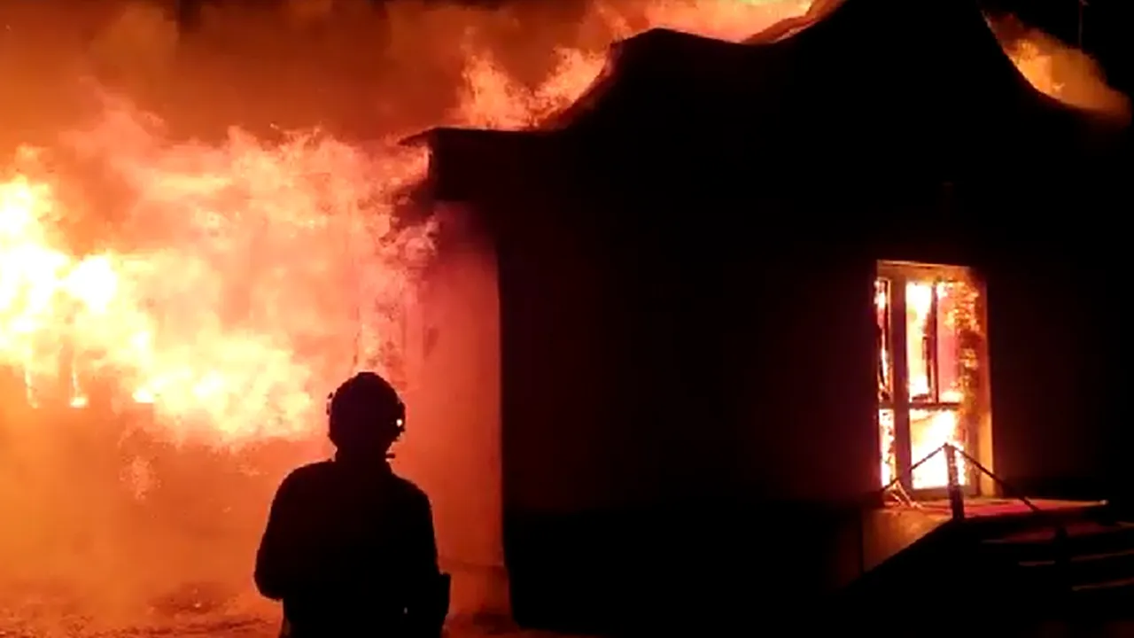 O biserică din Alba a luat foc din cauza unei sobe nesupravegheate. VIDEO