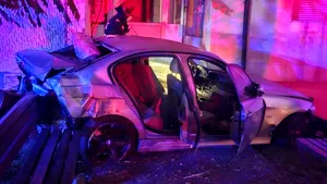 Accident grav în Piatra-Neamț. O mașină a intrat în scara unui bloc, trei persoane au ajuns la spital