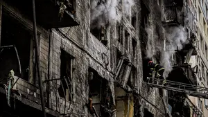 Rusia bombardează neîncetat Ucraina, în a 20-a zi de la începerea conflictului. Potrivit BBC, 400 de pacienţi şi medici sunt ţinuţi ostatici în spitalul din Mariupol. Biden vine în Europa. Au fost ucişi un jurnalist ucrainean şi un cameraman de la postul Fox News. 15.000 de ruşi arestaţi în toată ţara, după proteste. 3 premieri europeni au ajuns în capitala Ucrainei