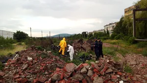 Recipiente de azotat de argint, descoperite lângă o fabrică dezafectată din Bistriţa. Zona a fost izolată, s-a cerut sprijinul specialiştilor 