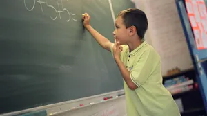 Situaţie de-a râsu'- plânsu': Exerciţiul 2+2×2-2×2 a creat haos pe un grup al părinţilor. „Alo domnu’ medic ce operaţi? Nu auziţi că nevasta mea e cu calculatorul de pe telefon în faţă?”