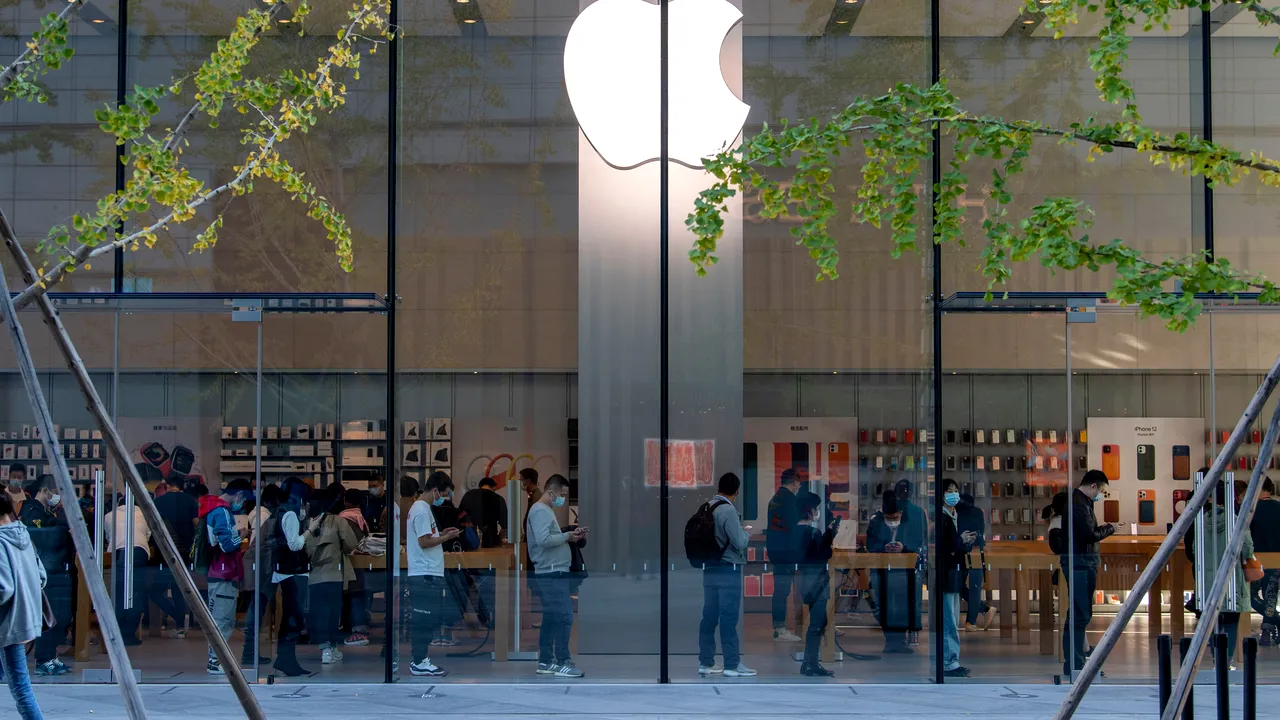 Oamenii au stat la coadă pentru iPhone 12. În ce ţară s-a vândut ultimul model lansat de Apple