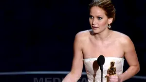 OSCAR 2013: Cea mai bună actriţă, incident stânjenitor la primirea trofeului. A ridicat sala în picioare - VIDEO