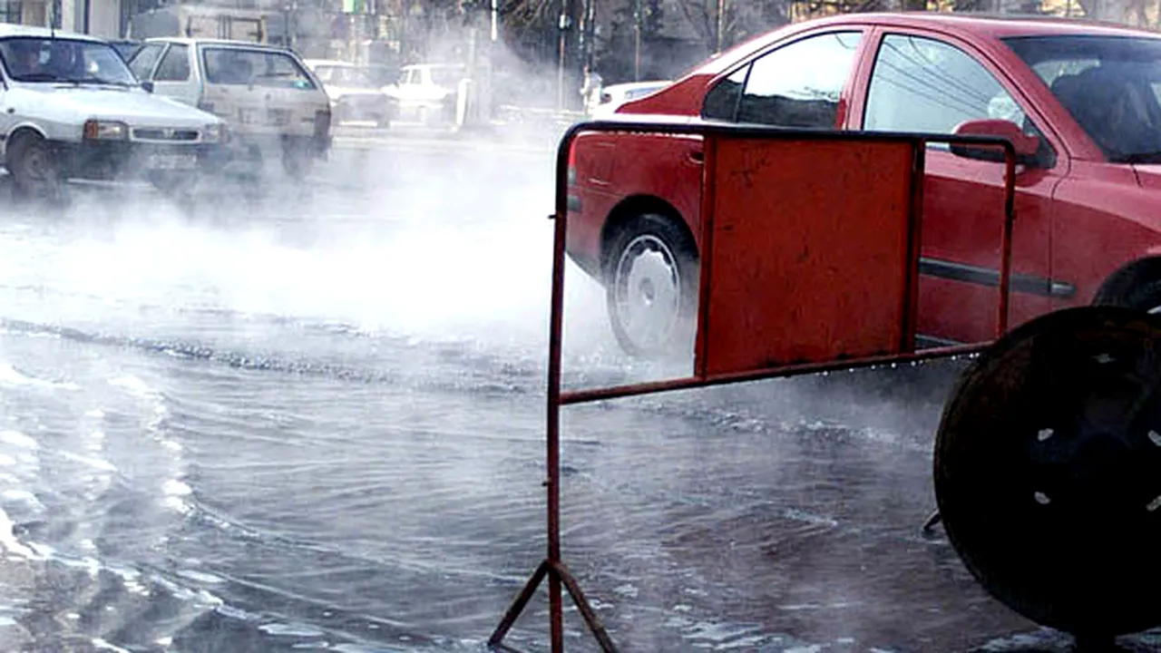 Circulaţie oprită pe DN1, la ieşirea din Bucureşti, din cauza unei avarii la o ţeavă de apă