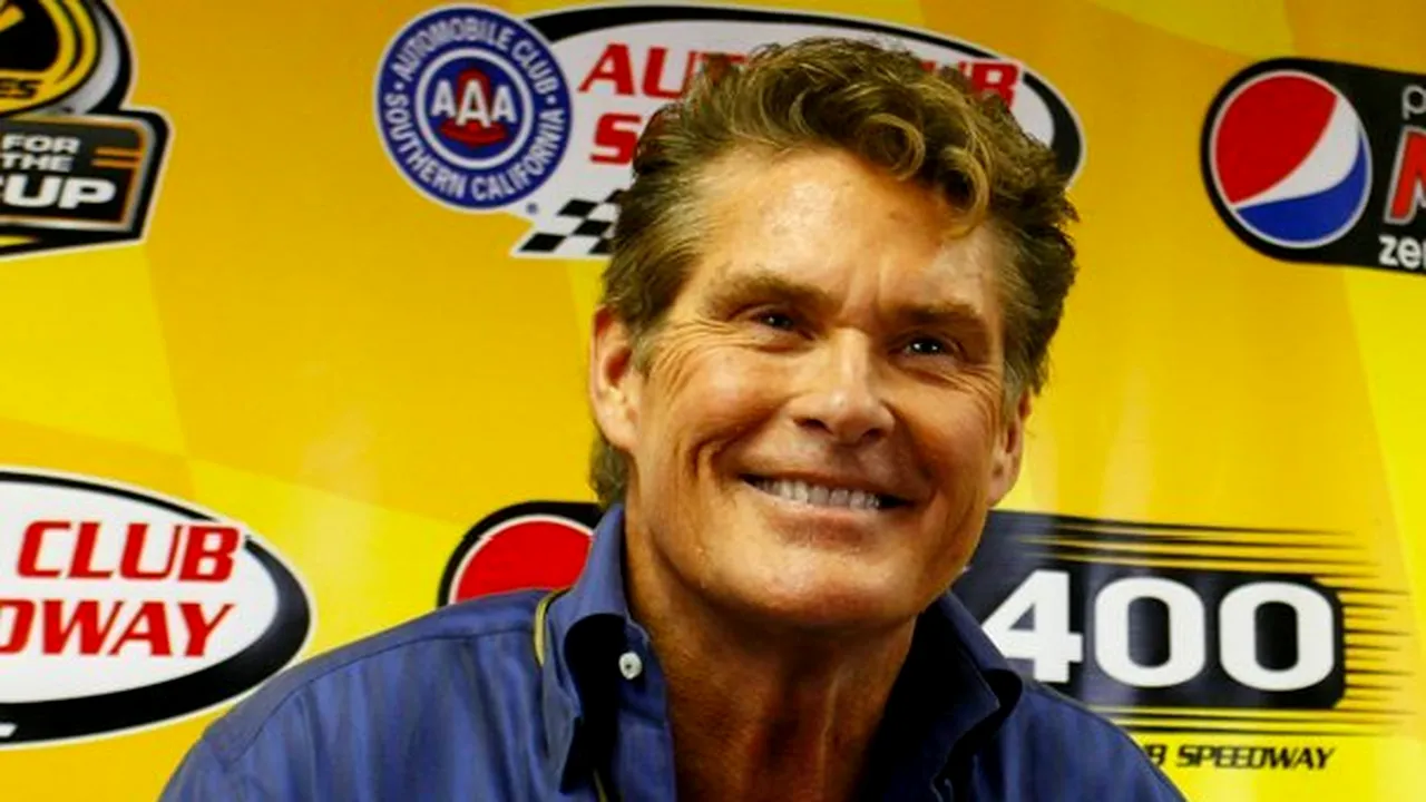 David Hasselhoff are două iubite pe două continente. Cele două se ceartă: Ce are cealaltă şi eu nu am?