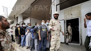 Cadavrul lui Kadhafi, expus la Misrata. Sute de oameni stau la coadă pentru a-l vedea pe fostul lider libian - VIDEO, FOTO