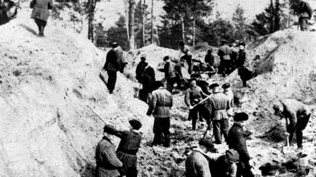 Rusia a predat Poloniei un nou set de documente privind masacrul de la Katyn