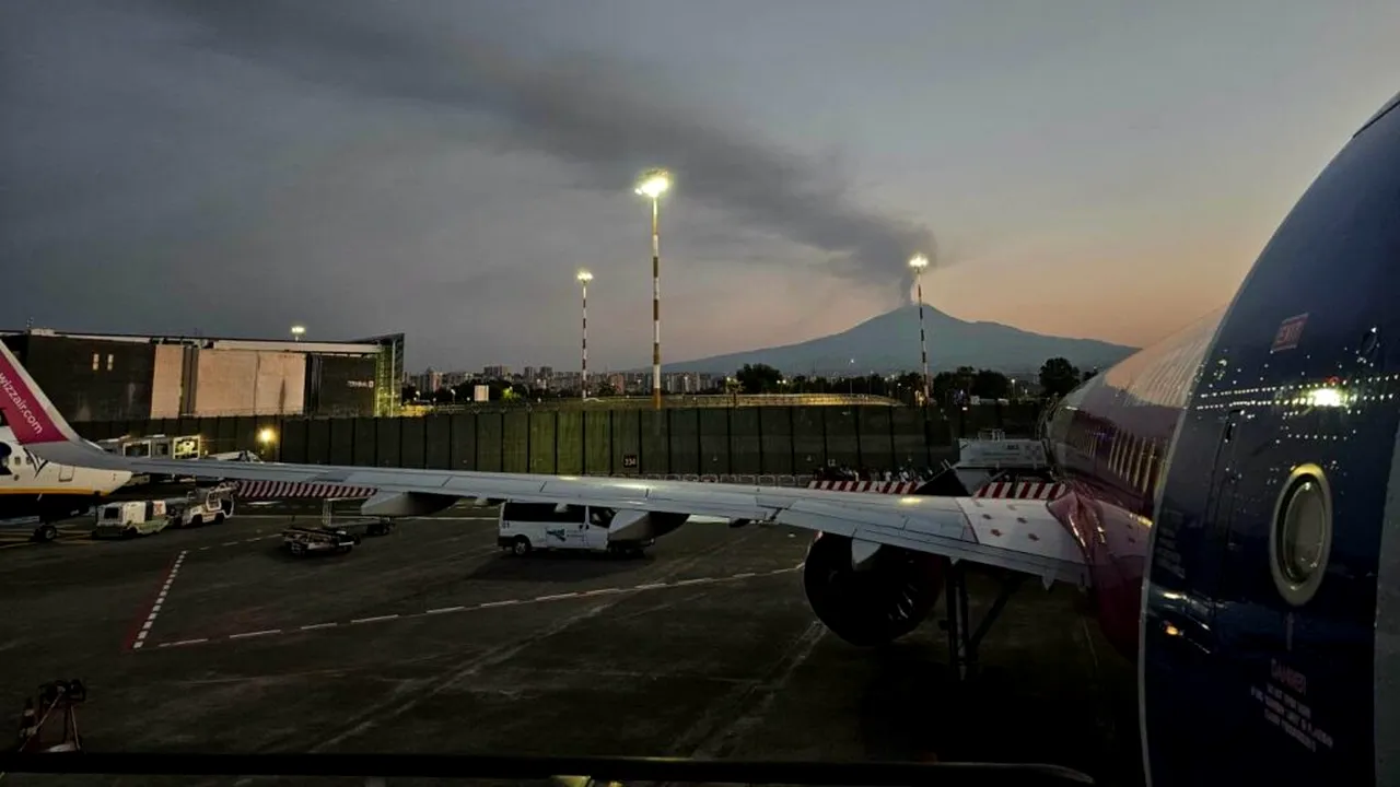 O nouă erupție a vulcanului Etna cu fântână de lavă și nor vulcanic. Aterizările la aeroportul din Catania, suspendate
