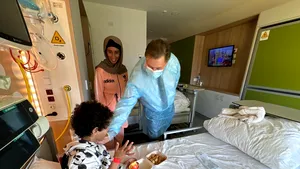 Opt copii refugiaţi din Fâşia Gaza sunt îngrijiţi în spitale româneşti