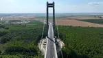 Lucrări de asfaltare pe Podul Suspendat peste Dunăre, în zona Brăila
