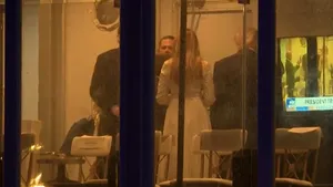 Trump n-a ratat ocazia să-l salute pe ... Trump. Președintele american, surprins făcând cu mâna propriei imagini