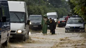 Doar două drumuri naţionale mai rămân închise din cauza inundaţiilor