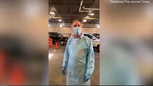 Un politician american echipat complet împotriva coronavirusului le spune cetăţenilor că: „Este incredibil de sigur să ieşiţi