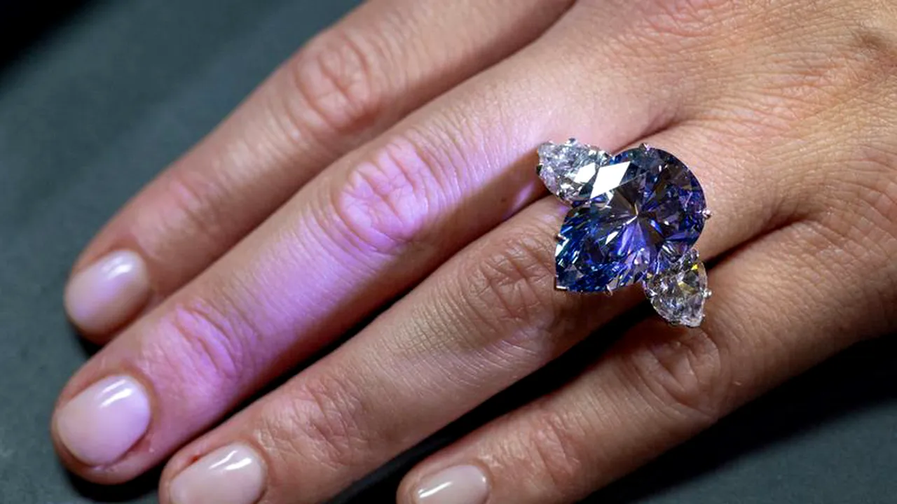 Christie’s scoate la licitaţie cel mai mare diamant albastru din lume. Se aşteaptă ca acesta să se vândă cu 50 de milioane de dolari