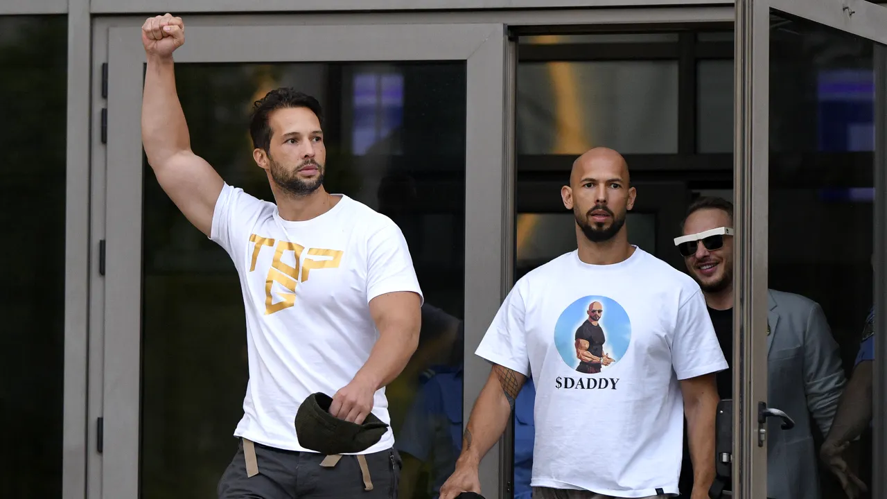 Andrew Tate, arestat la domiciliu; Tristan Tate a fost pus sub control judiciar. Ei sunt acuzaţi că au exploatat sexual 34 de victime, inclusiv o minoră de 15 ani