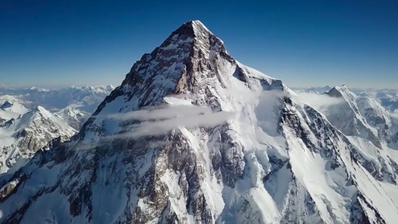 Alpiniştii au cucerit iarna în premieră vârful K2, al doilea cel mai înalt din lume