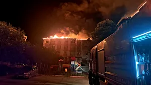 Bârlad: Sute de persoane evacuate în miez de noapte din cauza unui incendiu 