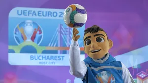 MEDIAFAX FOTO | Mascota oficială a Campionatului European de fotbal 2020 şi Radu Mazăre părăseşte sediul ÎCCJ. Imaginile săptămânii 10 - 17 mai