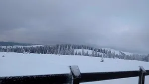 FOTO. Staţiune montană, izolată de cinci zile din cauza viscolului