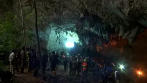 Operaţiunea de salvare a echipei de fotbal, blocată într-o peşteră din Thailanda, suspendată. COPIII ar putea fi în viaţă | VIDEO