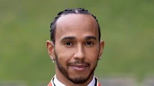 Lewis Hamilton a fost investit cu titlul de Cavaler al Casei Regale britanice