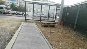Reabilitare urbană cu semn de întrebare: Trotuar construit în spatele unei staţii de autobuz până într-un gard | FOTO, VIDEO