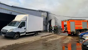 Incendiu într-o hală de aproximativ 1000 de metri pătraţi din Pantelimon