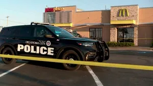 O femeie a împuşcat doi angajaţi ai McDonald’s pentru că nu i-au dat voie să stea să mănânce în restaurant din cauza restricţiilor impuse de pandemie