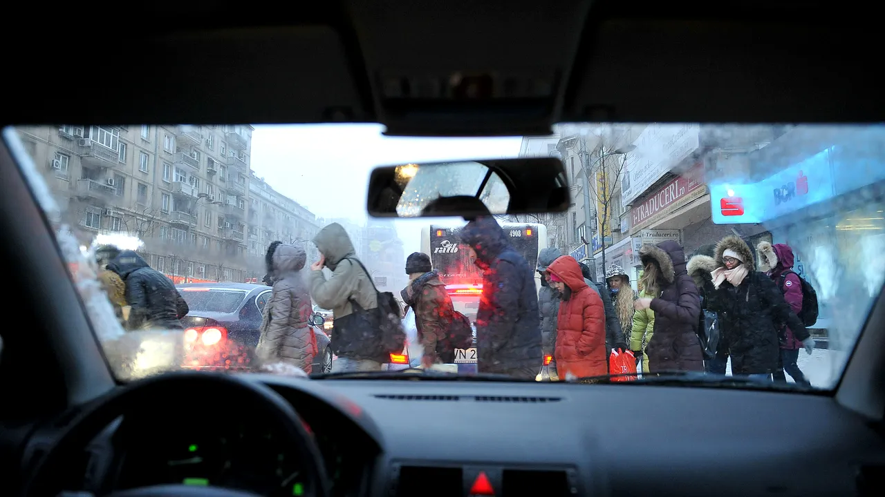 Şcoli ÎNCHISE toată săptămâna în Bucureşti. Firea: Primăria poate veni în ajutorul părinţilor care nu au cu cine să îşi lase copiii/ Cum se circulă pe străzile Capitalei/ Salvarea, solicitată des pentru fracturi sau hipotermie