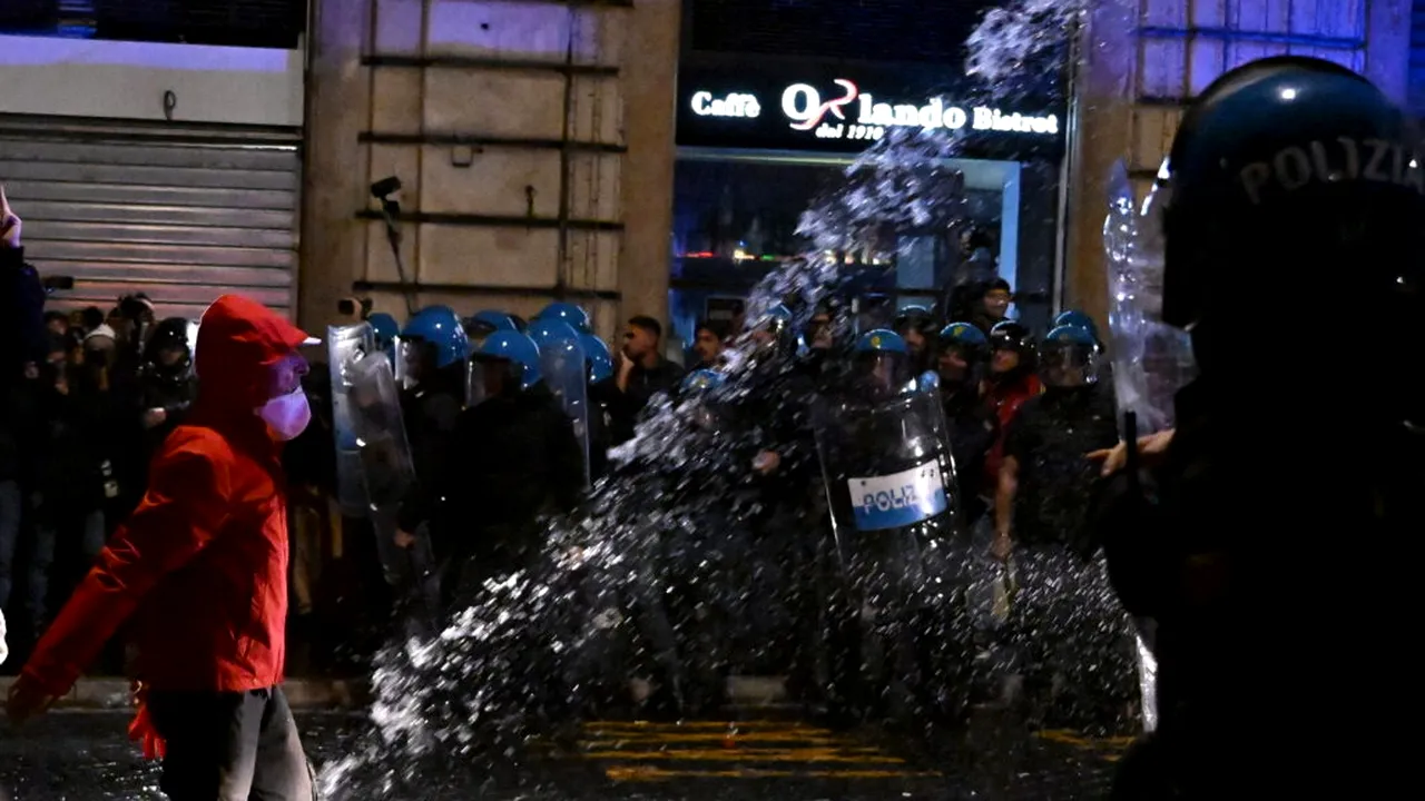 Ciocniri violente în a doua parte a grevei generale din Italia. Baricade la Roma, rachete trase spre polițiști la Vicenza