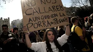 Mii de persoane au demonstrat la Valencia, denunţând intervenţia violentă a forţelor de ordine - FOTO