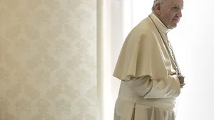 Papa Francisc denunţă folosirea telefoanelor mobile în timpul slujbelor religioase: În Sfânta Liturghie se spune: 