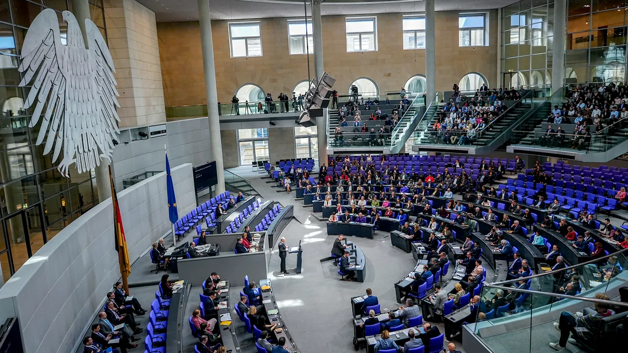 Curtea Constituţională a Germaniei permite reducerea numărului deputaţilor din Bundestag / Referendumul cu 300 de parlamentari, dat uitării în România