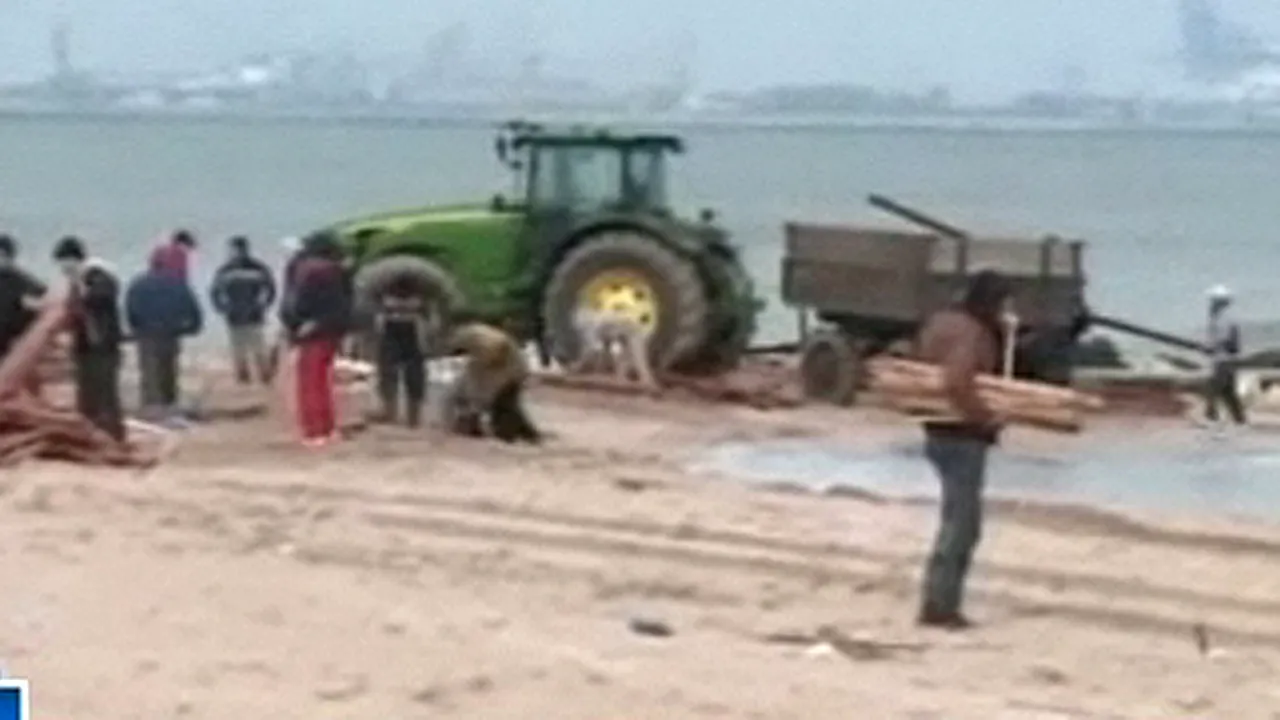 O navă a pierdut tractoare şi cherestea în mare, din cauza valurilor mari - VIDEO