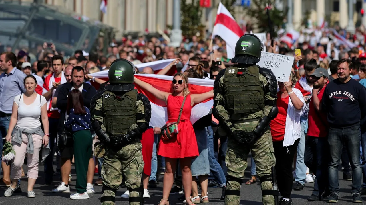 VIDEO Trupele speciale au fost trimise pe străzile din Minsk, la protestele anti-Lukashenko