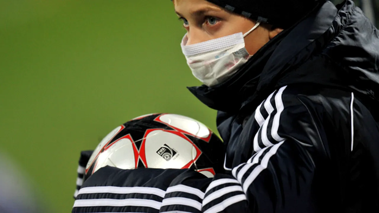 Spectatori cu măşti de protecţie la meciul Dinamo Kiev-Inter Milano, din LC