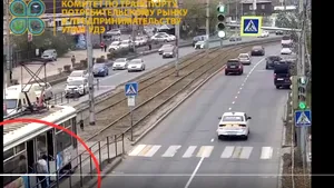 Un bărbat din Rusia cade sub un tramvai aflat în mișcare și scapă nevătămat / Totul a fost surprins de camerele de supraveghere