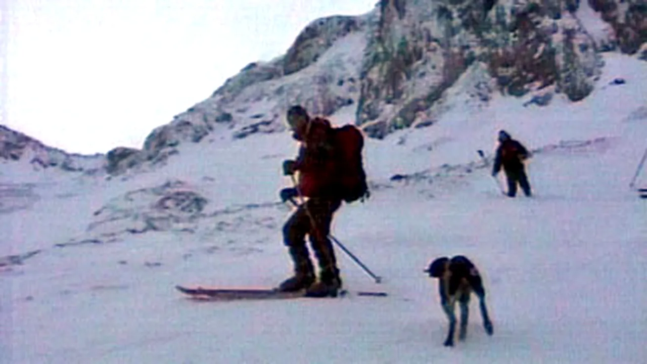 Salvatori surprinşi de avalanşe în timpul acţiunii de căutare a turiştilor dispăruţi în Bucegi